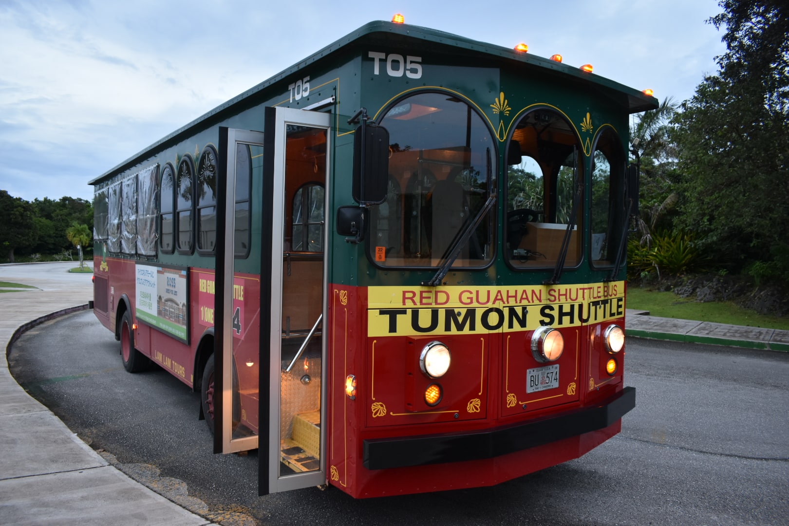 恋人岬に停車する赤いシャトルバス