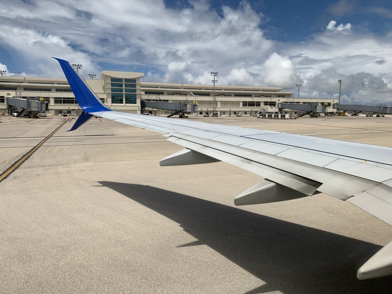 グアム国際空港を離陸する飛行機