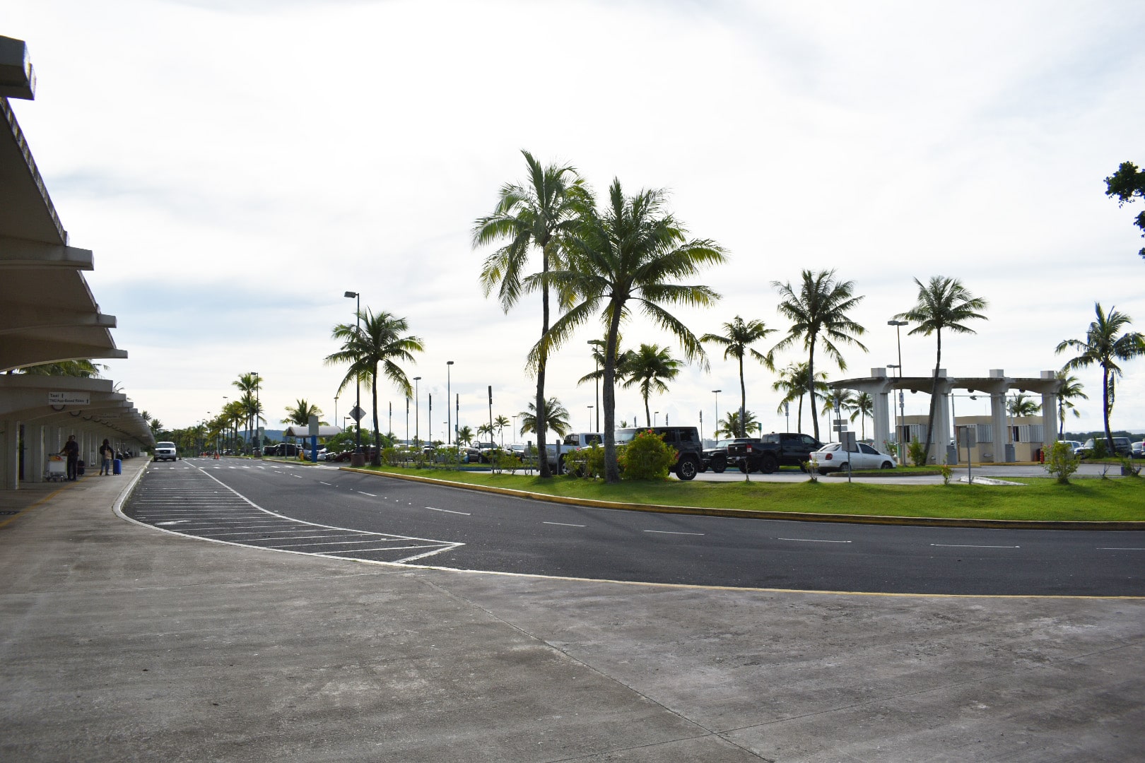 グアム国際空港の駐車場
