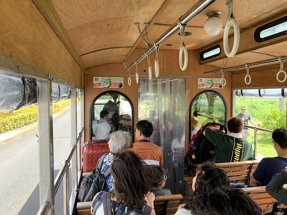 赤いシャトルバスの車内