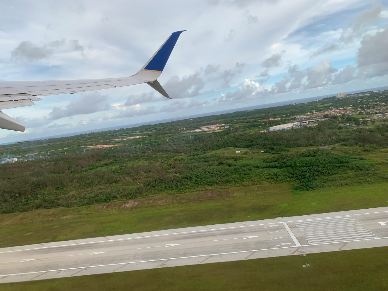 グアム国際空港を離陸する飛行機