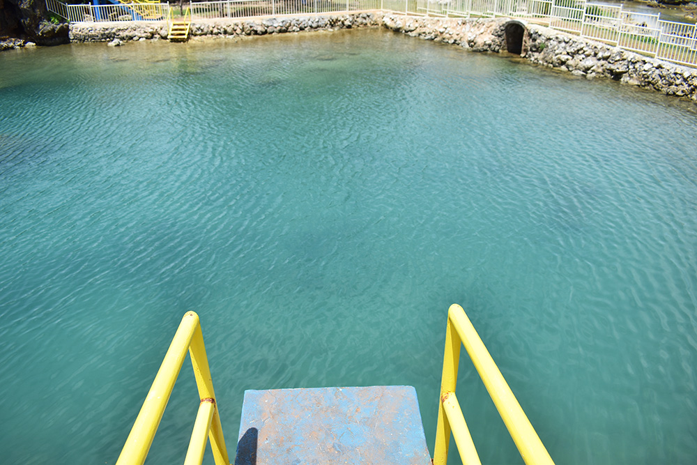 イナラハン天然プールの飛び込み台からの景色