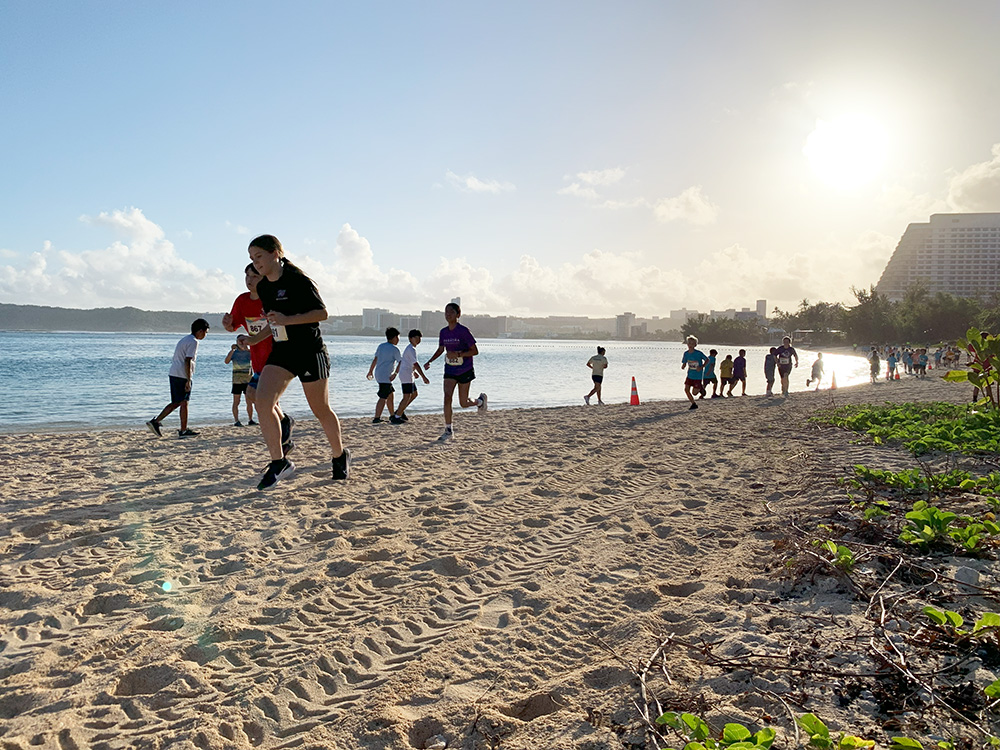 グアム・ココ・キッズファンランでイパオビーチ上を走る子どもたち