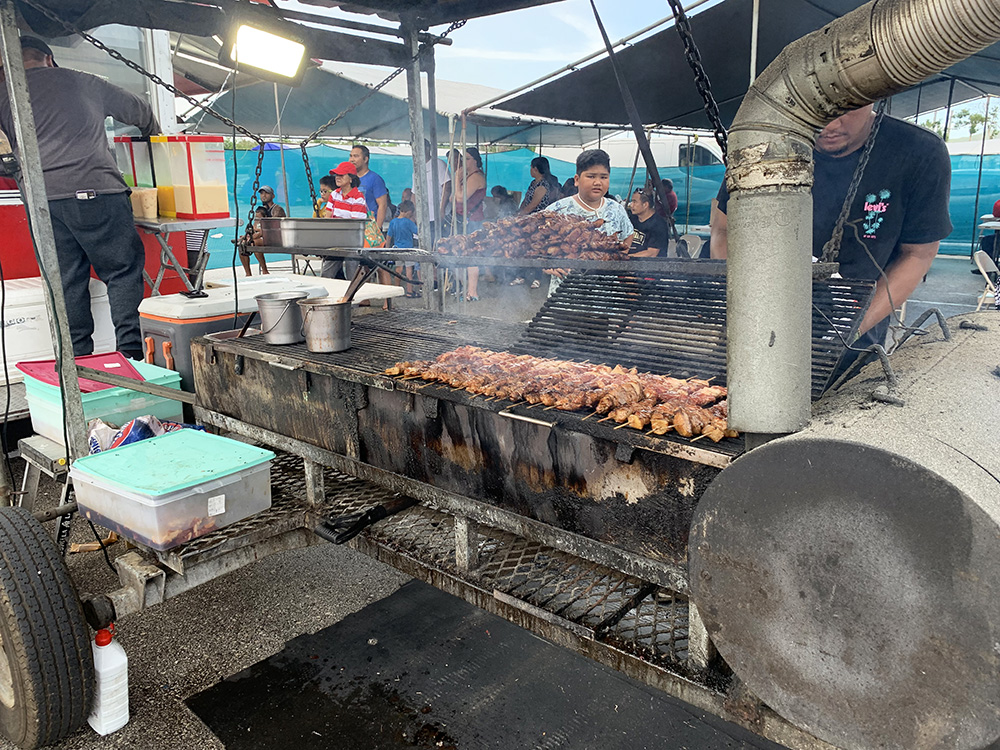 デデドの朝市で売られているバーベキュースティック