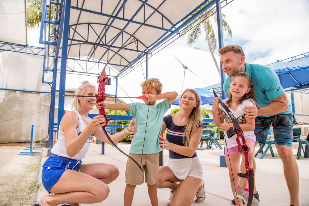 PICグアム アーチェリーを楽しむ様子