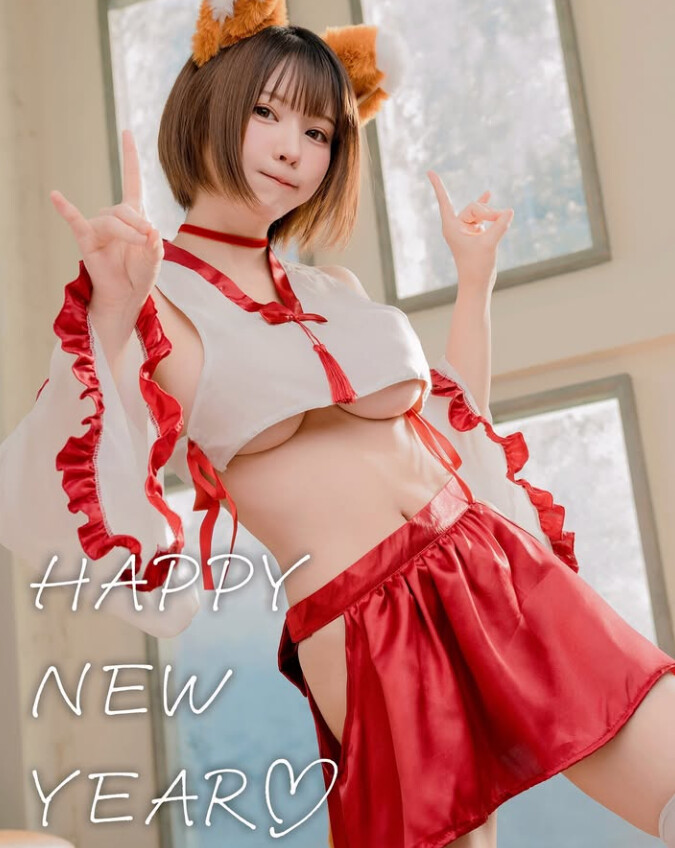 えなこ、新年早々セクシー狐ポーズを披露！「下乳がたまらない」「目の ..., 画像サイズ:675x848