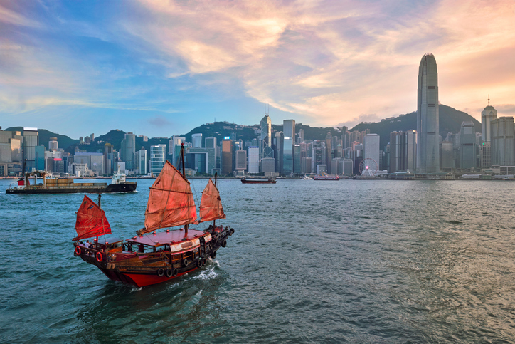 Junk boat in Hong Kong Victoria Harbour | Glam(グラム)
