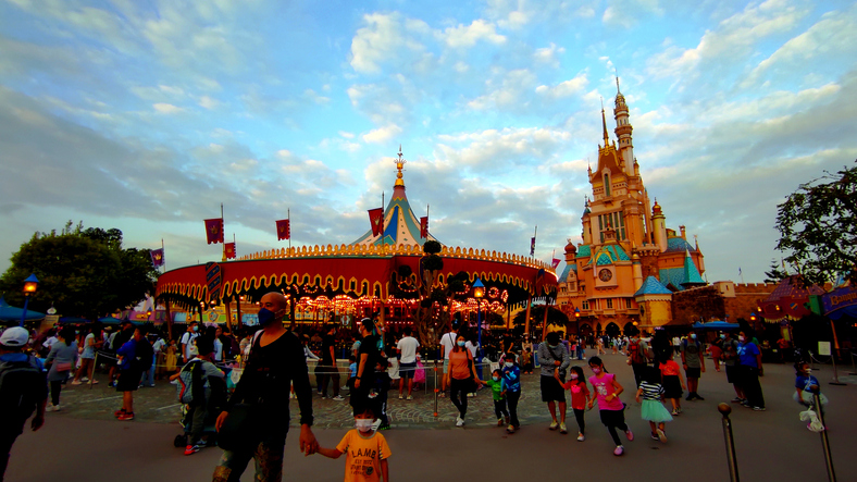 View of the crowds of rides in the evening at Disneyland Resort Hong Kong | Glam(グラム)