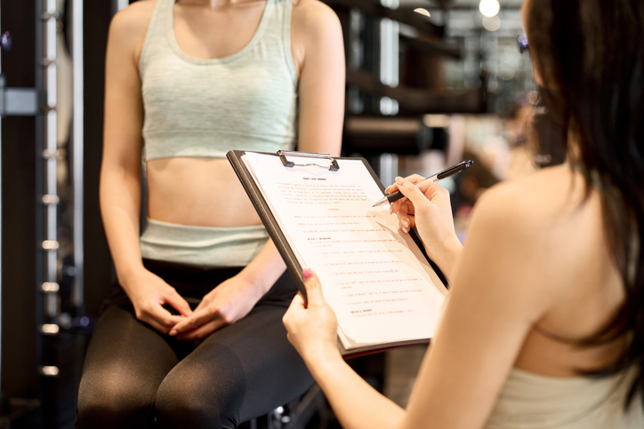 Female trainer giving counseling at the gym | Glam(グラム)