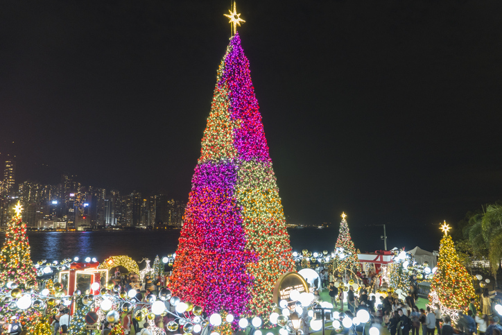 Towering Christmas Tree and Festive Displays in the WinterFest 2023 Christmas Event in Hong Kong | Glam(グラム)