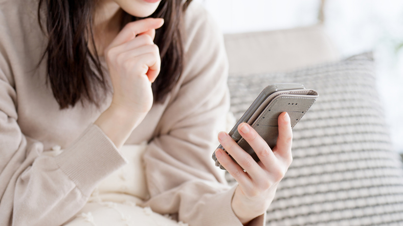 Woman struggling to reply to message | Glam(グラム)