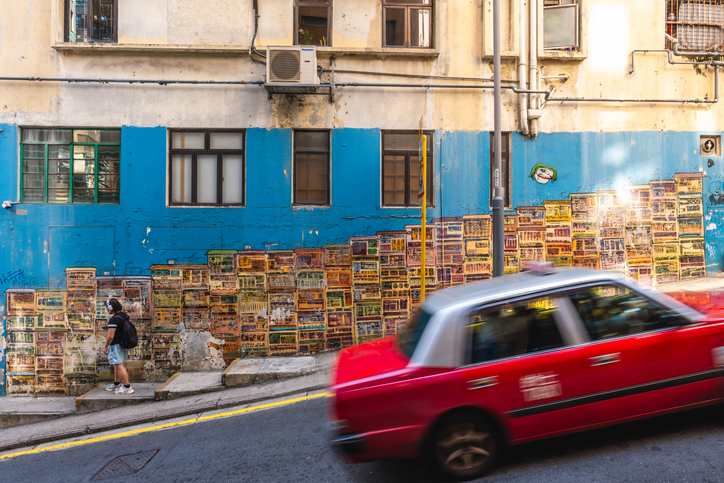 mural on Graham Street in Hong Kong by Alex Croft | Glam(グラム)