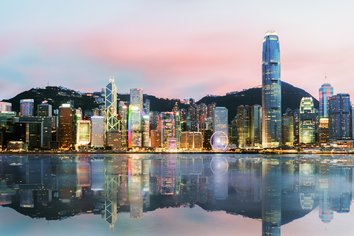 Beautiful Hong Kong China skyline from across Victoria Harbors | Glam(グラム)