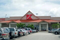 グアムの巨大スーパー「Kマート」外観イメージ｜ショッピング攻略ガイド