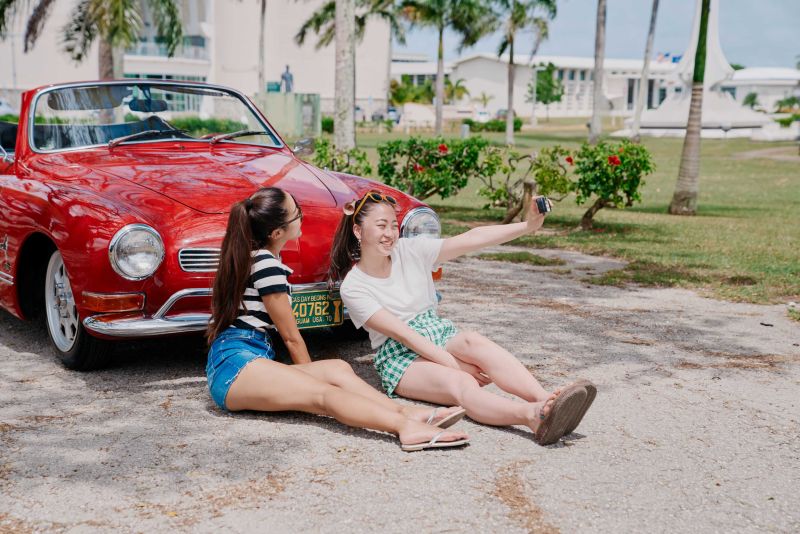 赤い車と2人の女性