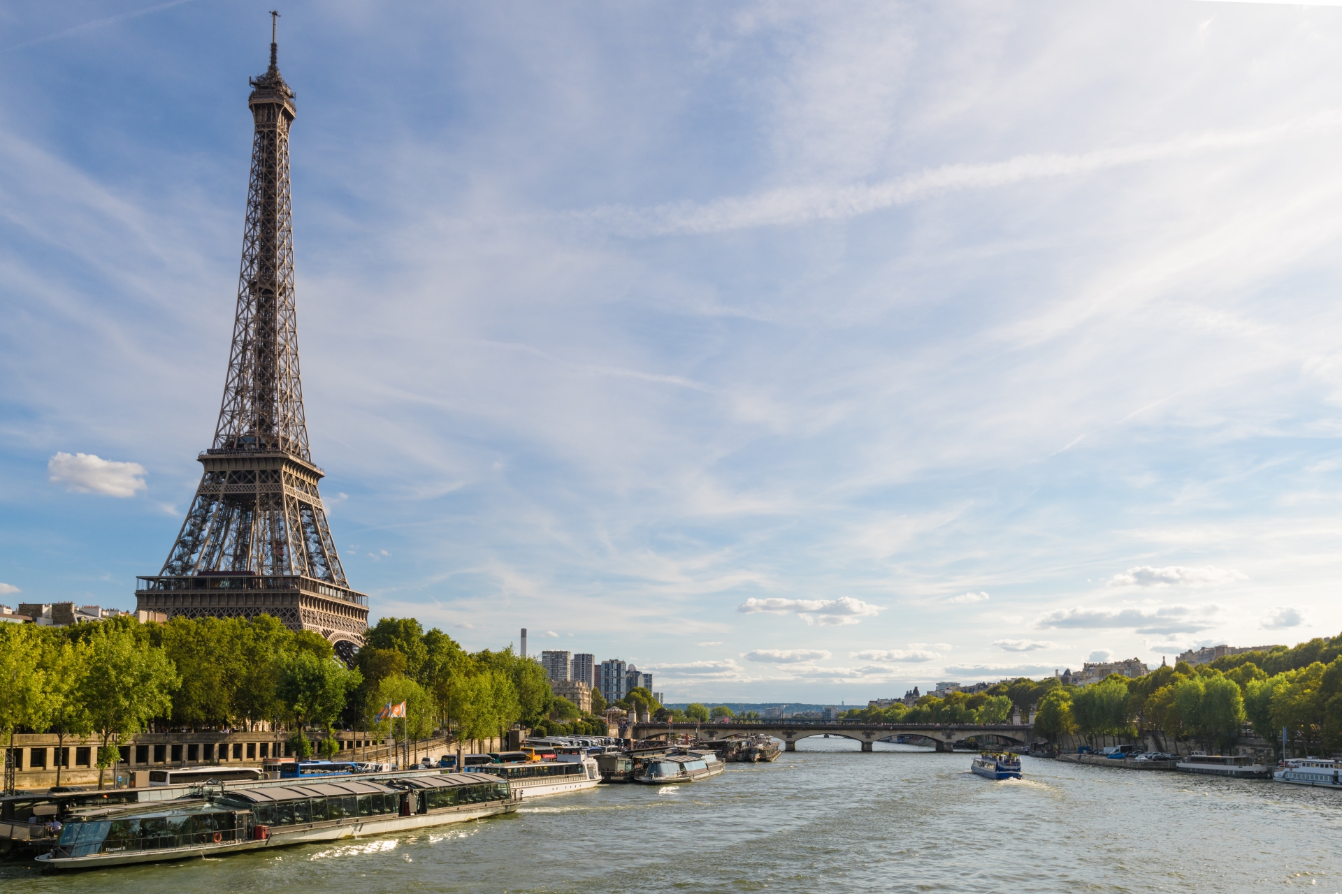 23895614_m | GLAM(グラム)|自分らしく生きる女性に、1日1GLAMを。 映画のワンシーンのような街歩き