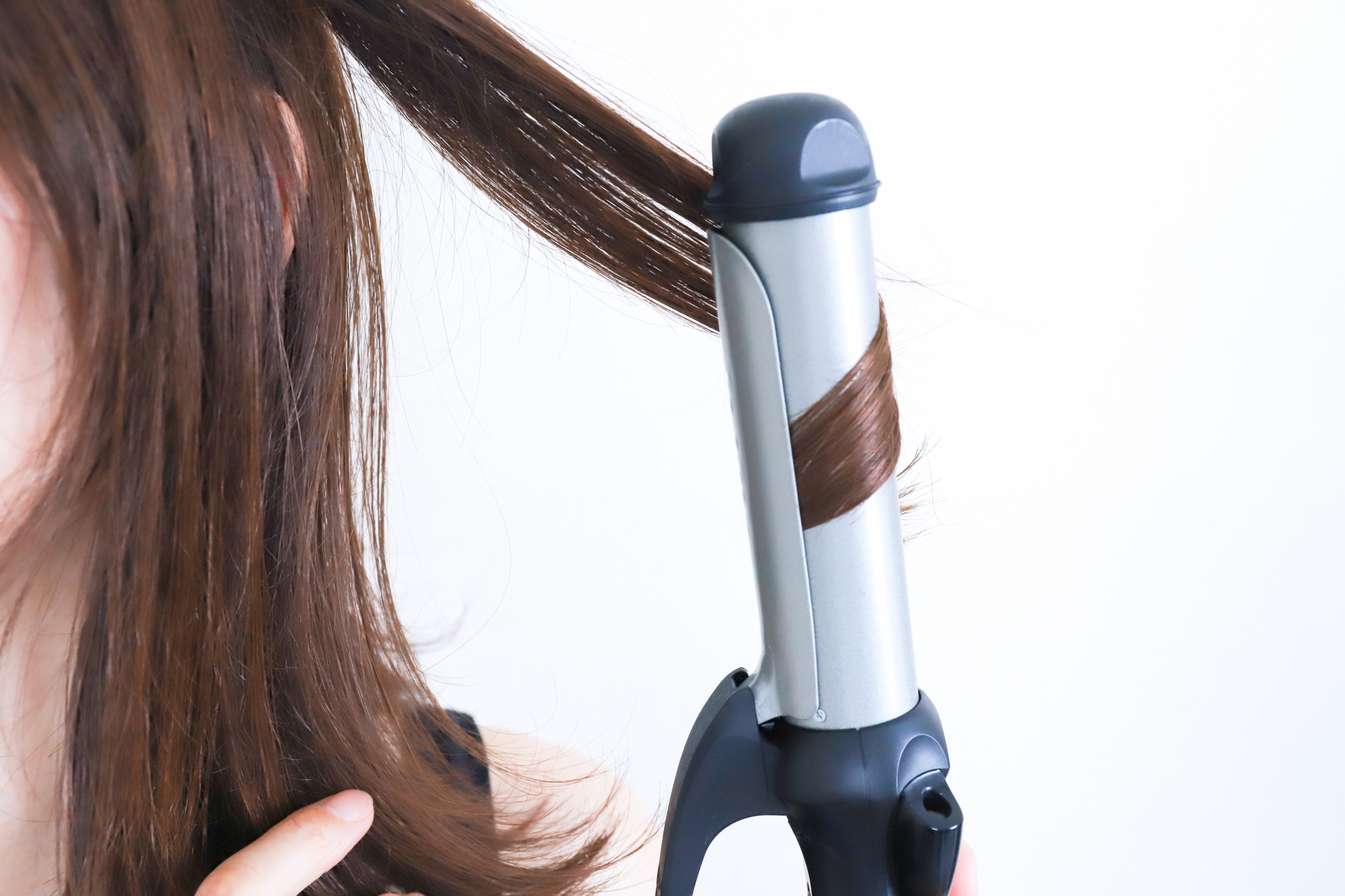 巻き髪ロングを理想の質感に仕上げるコテの選び方