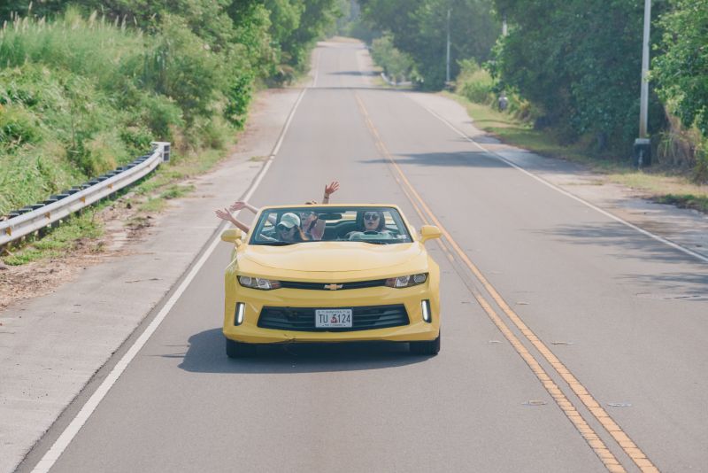 グアムを走る黄色い車