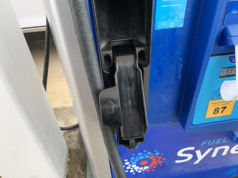 Mobil Upper Tumon Service Service Stationの給油レバー