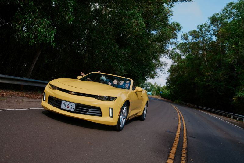 グアムを走る黄色い車