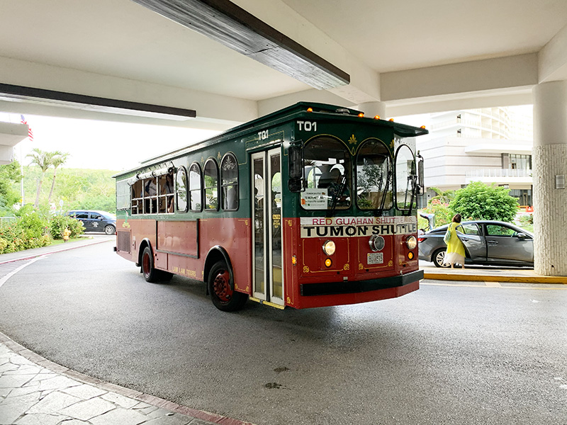 ホテル・ニッコー・グアムのロータリーに来た赤いシャトルバス