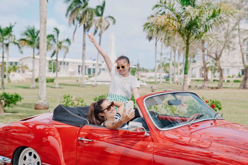 赤い車と2人の女性