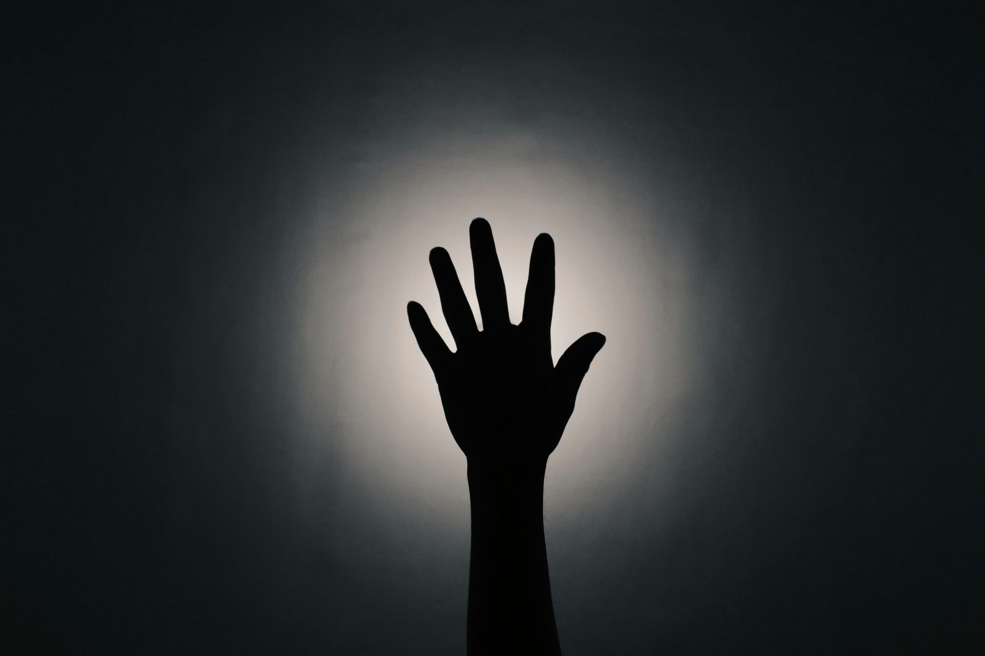 road-ahead-oLsufJZc2zs-unsplash | GLAM(グラム)|自分らしく生きる女性に、1日1GLAMを。 霊感がある人の見た目や雰囲気に現れる共通点