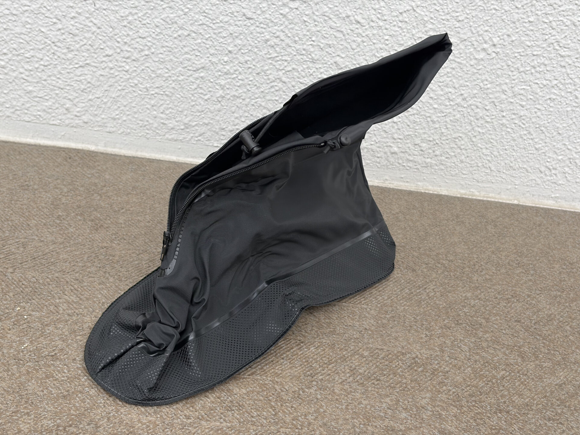 01-1 | GLAM(グラム)|自分らしく生きる女性に、1日1GLAMを。 DAISO シューズカバー(黒)