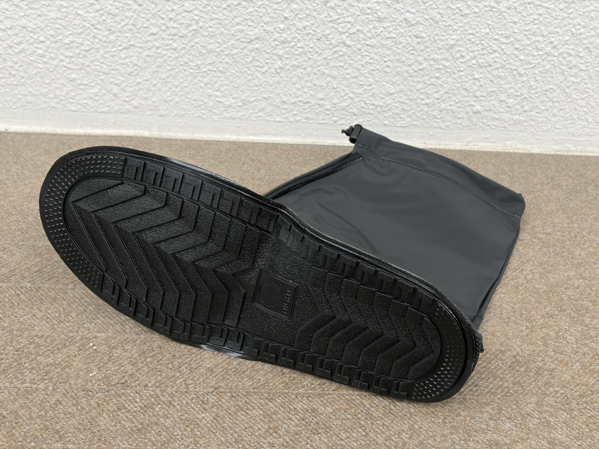 01-2 | GLAM(グラム)|自分らしく生きる女性に、1日1GLAMを。 DAISO シューズカバー(黒、28cm)