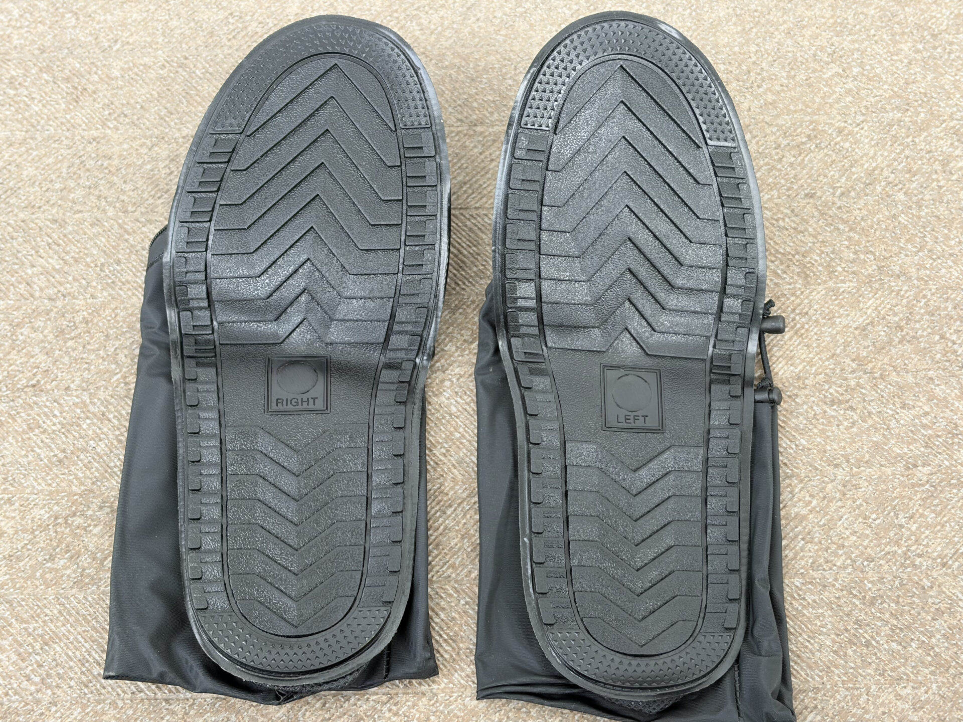 01-3 | GLAM(グラム)|自分らしく生きる女性に、1日1GLAMを。 DAISO シューズカバー(黒、28cm)