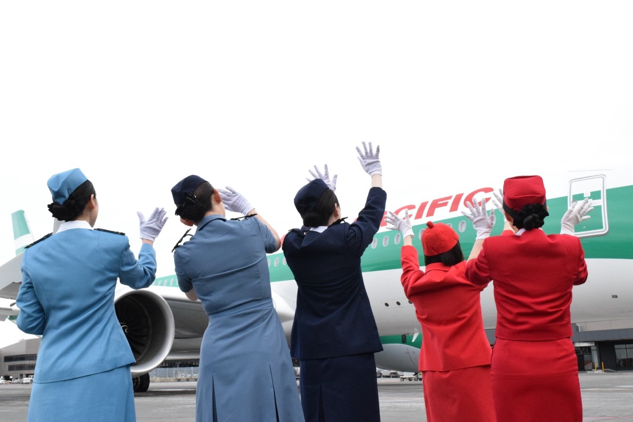 画像11 | GLAM(グラム)|自分らしく生きる女性に、1日1GLAMを。 手を振る女性スタッフ