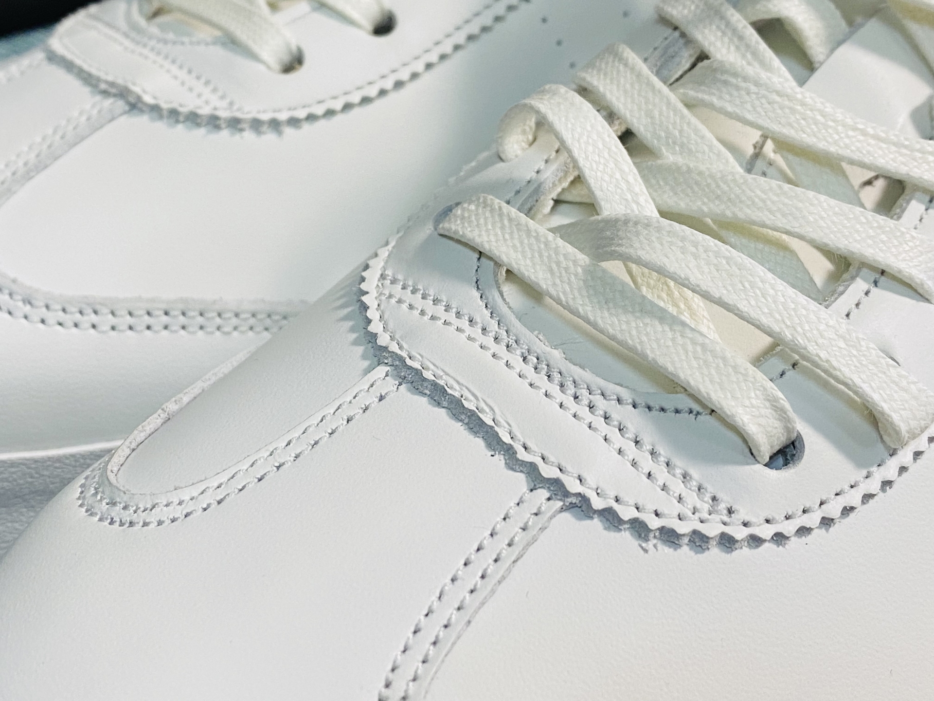 スニーカーの紐を内側で隠す基本の手順とコツ