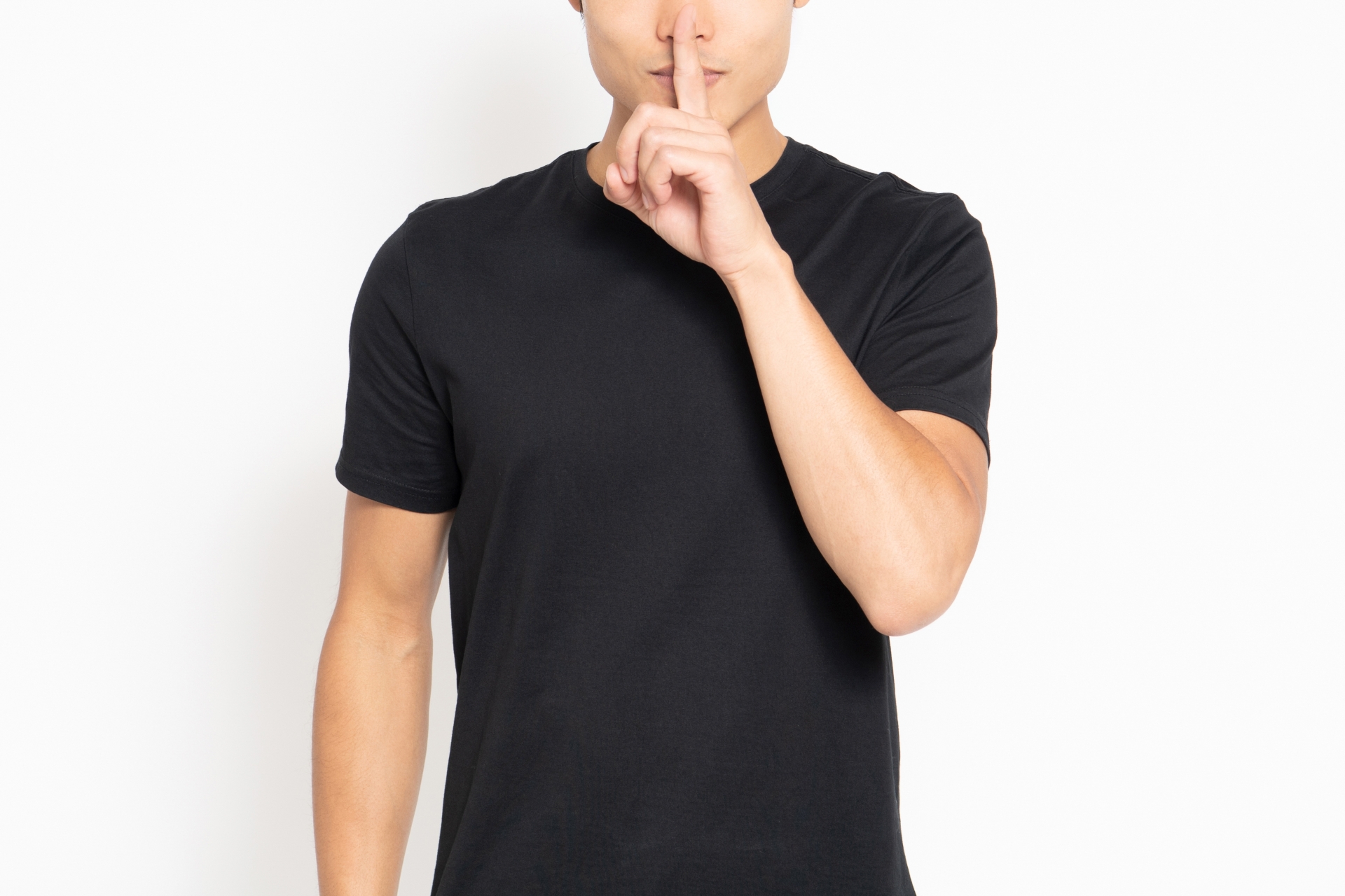 「緊張」か「隠し事」か。文脈で見分ける心の境界線