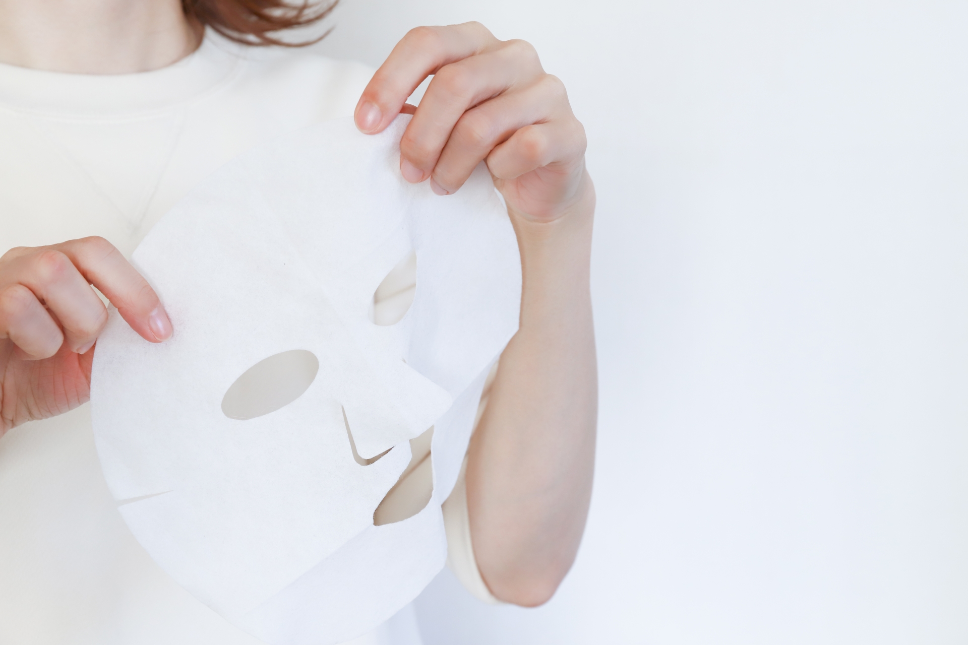 なぜ「手で塗る」よりシートで覆うほうが保湿効率が上がるのか