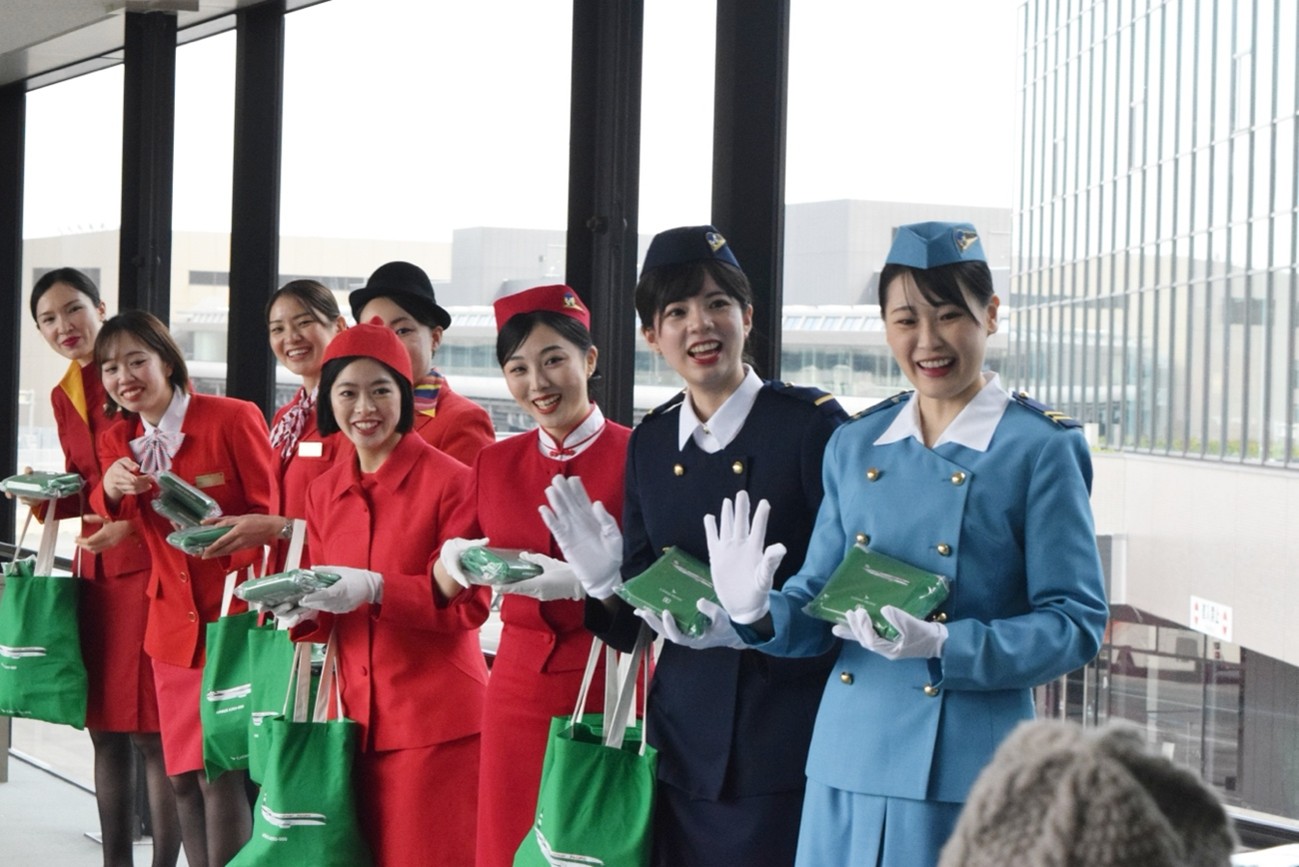 画像10 | GLAM(グラム)|自分らしく生きる女性に、1日1GLAMを。 制服に身を包んだスタッフ