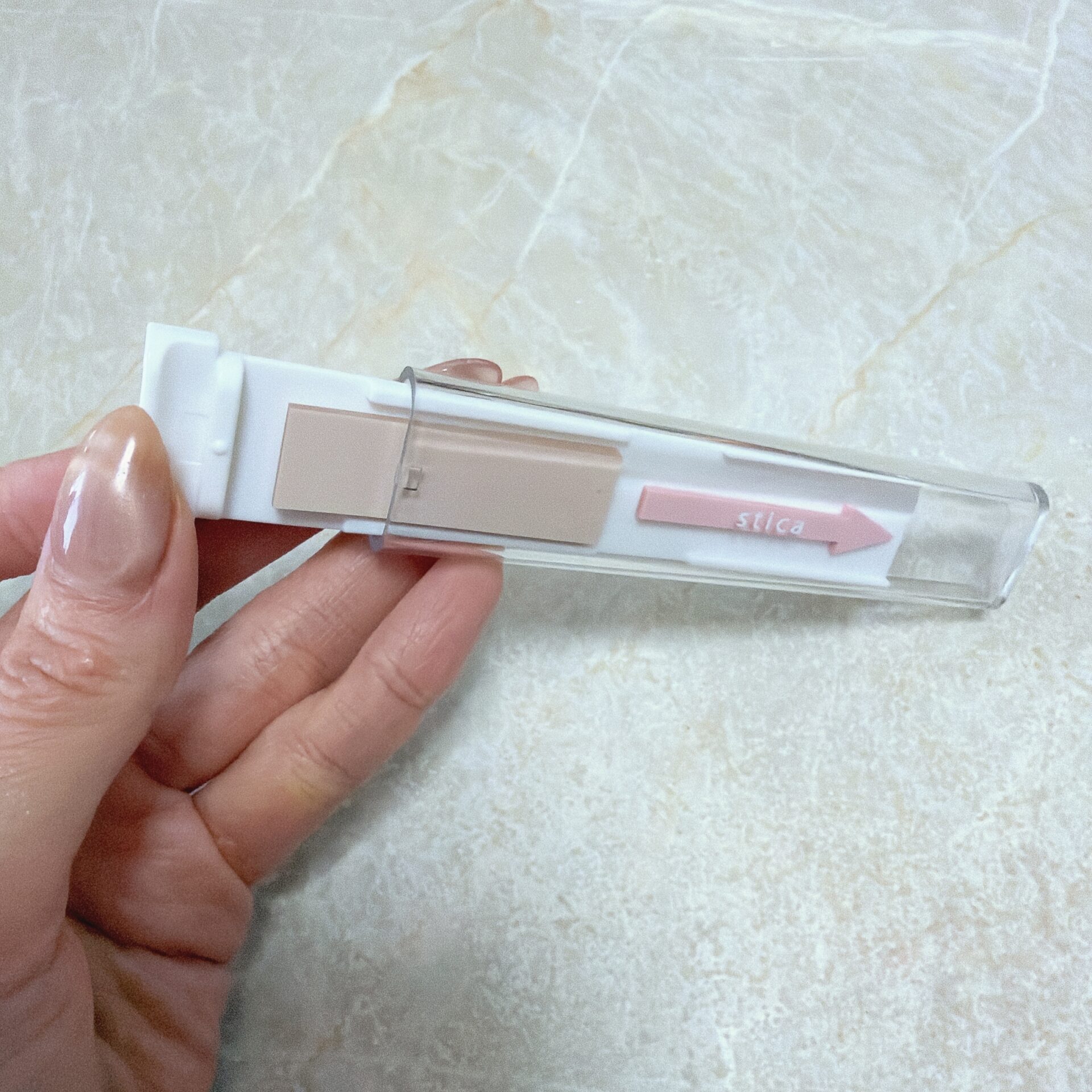 スティック型付箋ケース（ワイド）　付箋を取り出した状態
