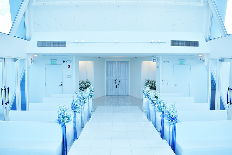 ブルーアステール チャペル内2 | GLAM(グラム)|自分らしく生きる女性に、1日1GLAMを。 ブルーアステール チャペル内