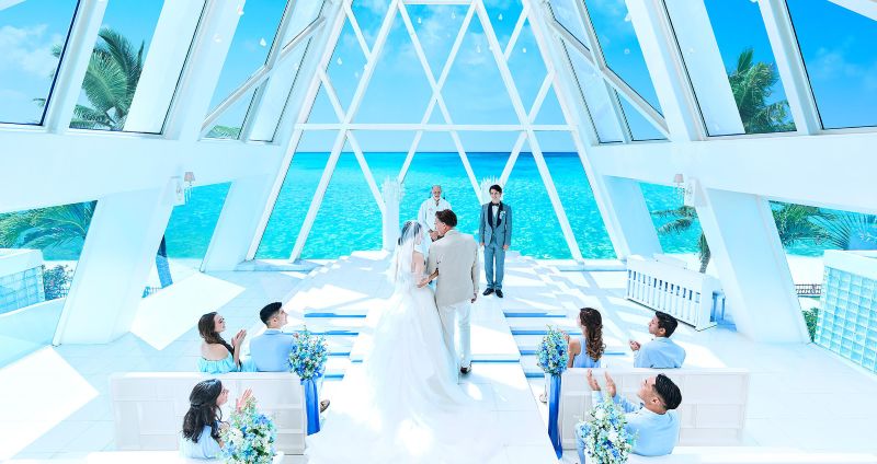 ブルーアステール チャペル内2 | GLAM(グラム)|自分らしく生きる女性に、1日1GLAMを。 ブルーアステール チャペル内