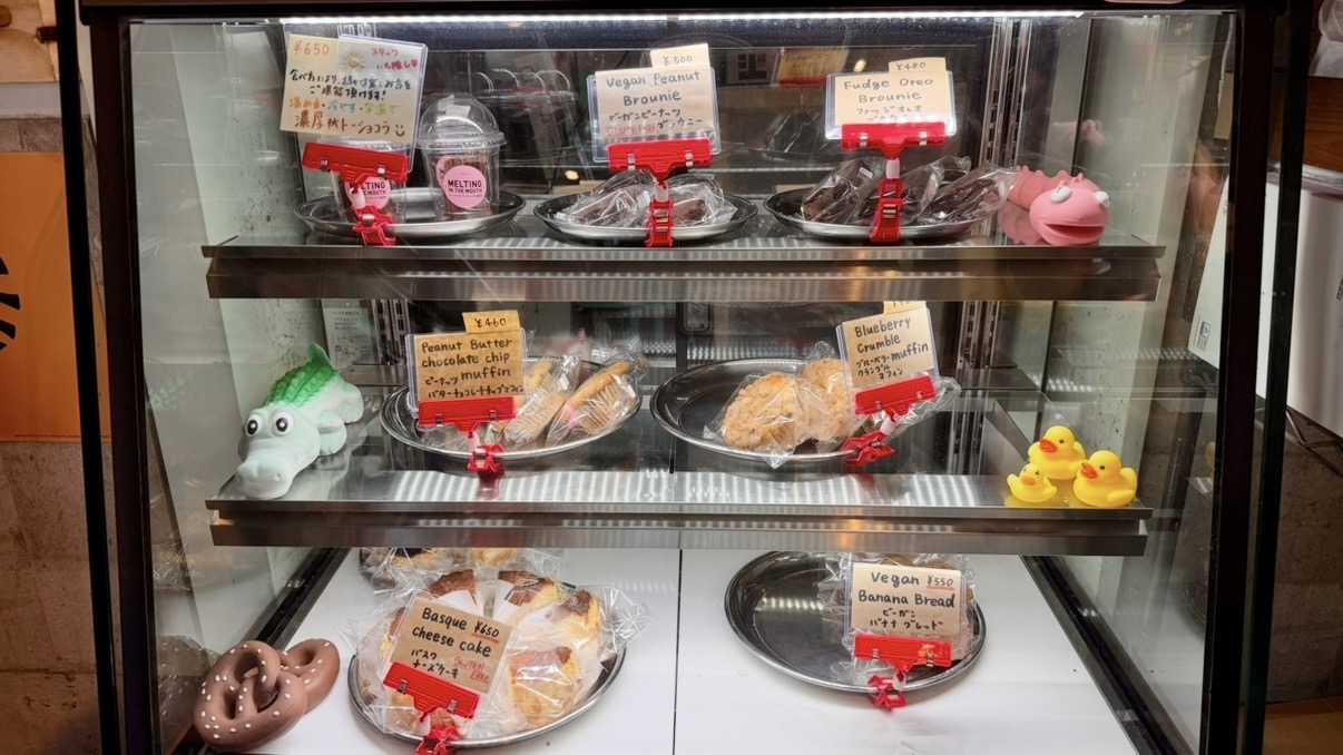 ケーキやマフィンが並ぶショーケース