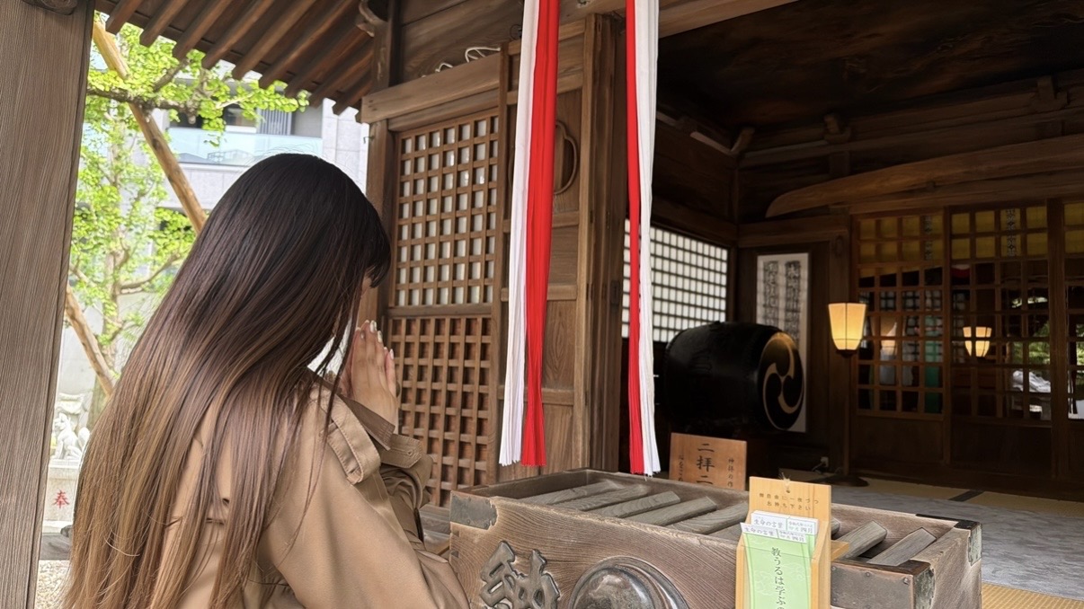 廣尾稲荷神社の拝殿で参拝する様子