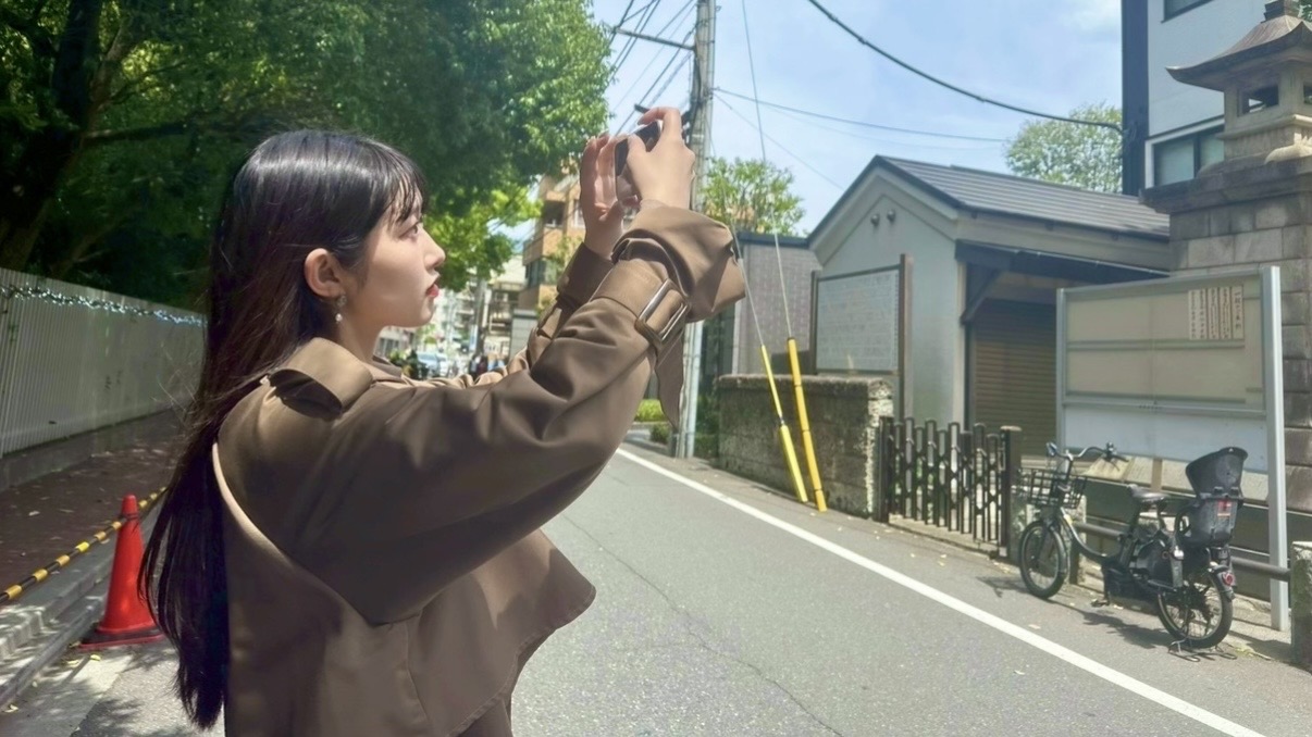 広尾の街並みを撮る女性