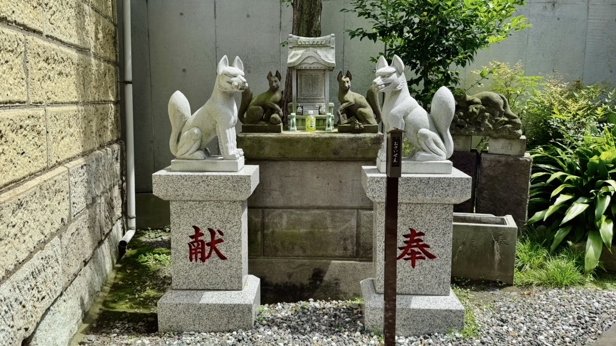 廣尾稲荷神社の祠と神狐像