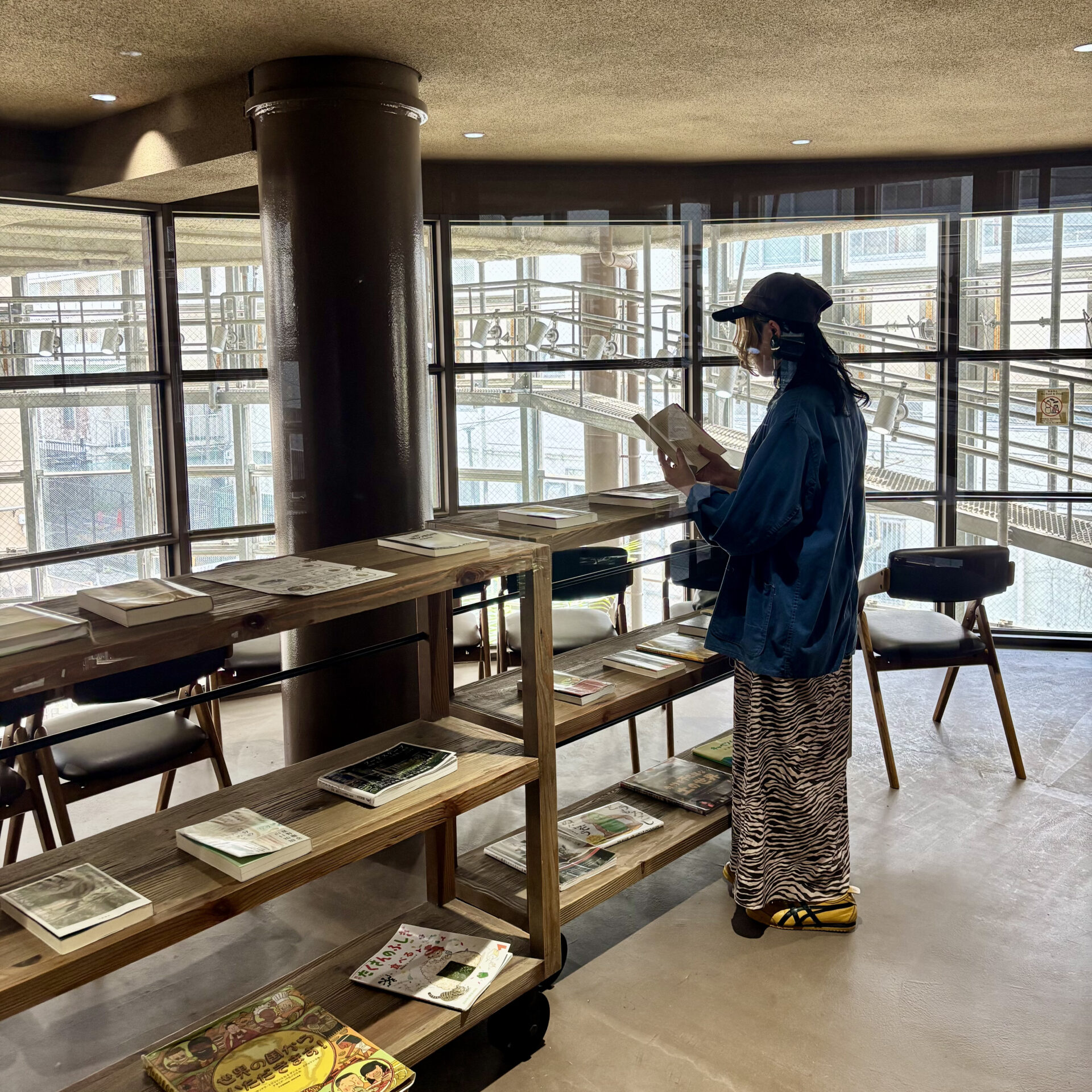 図書スペースで本を読む女性が写っている