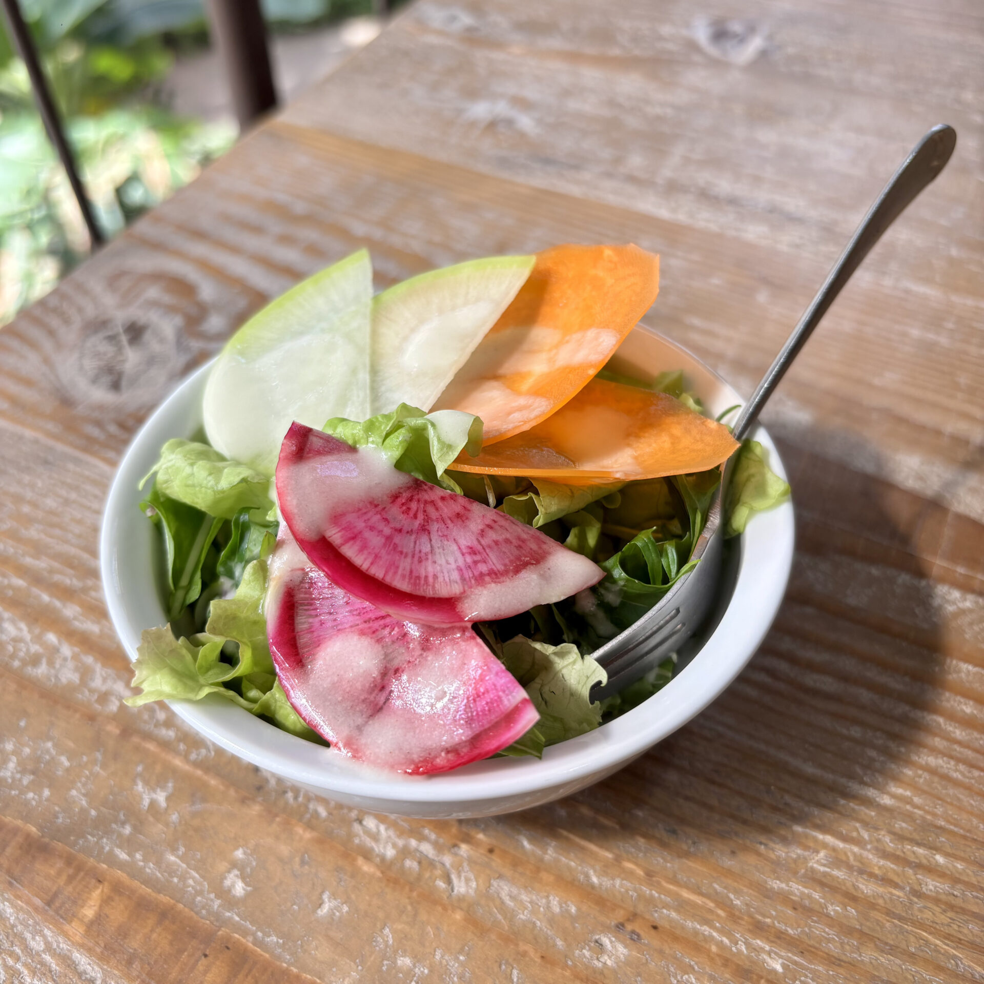 小さなサラダボウルに入ったカラフルなサラダ