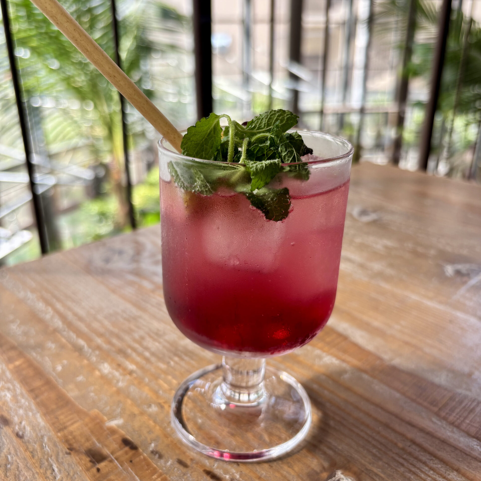 グラスに入ったピンク色のレモネードジュース