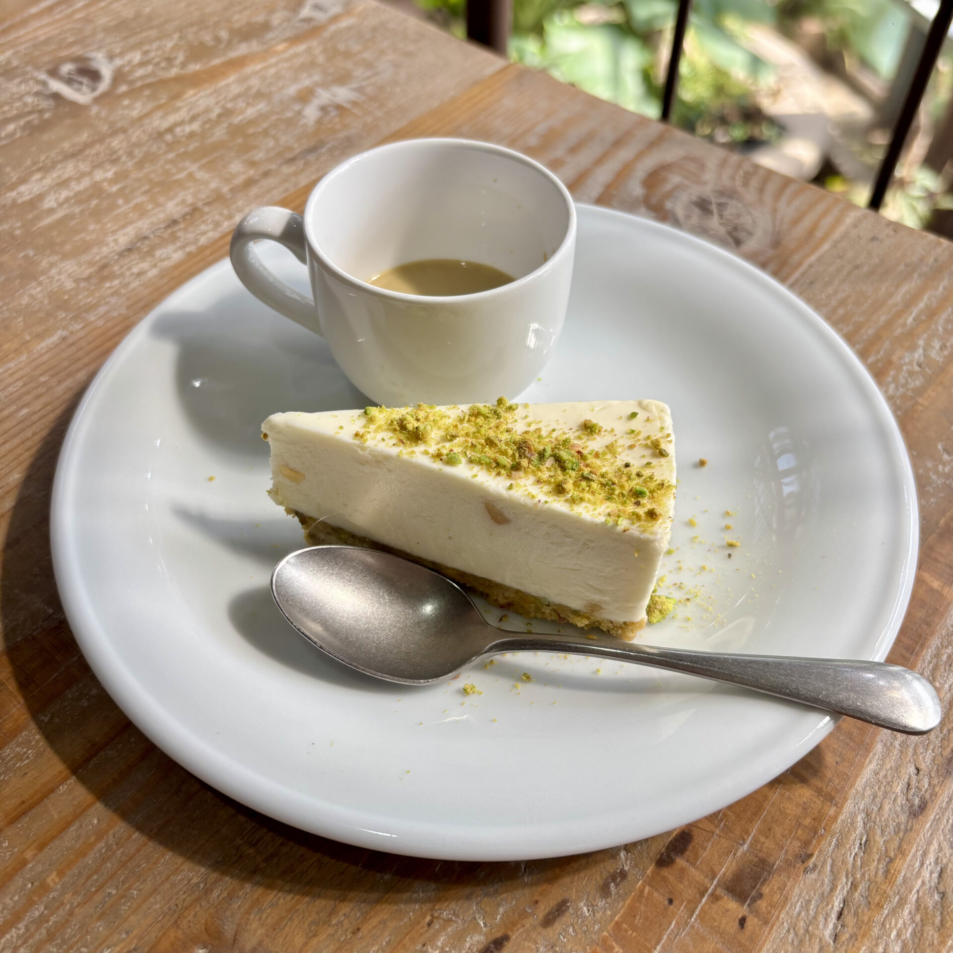 白いケーキの横に、ピスタチオソース