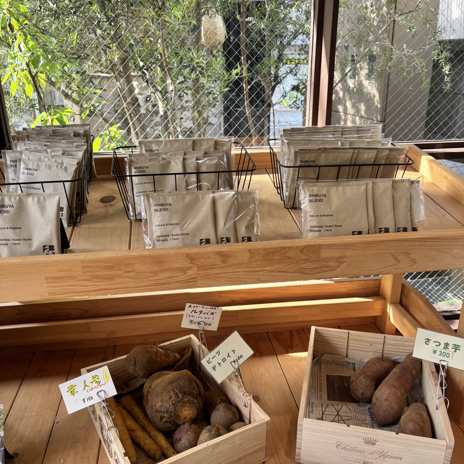 ドリップコーヒーの袋と野菜が並んでいます