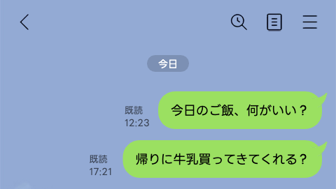 Light blue chat app screen showing two green message bubbles reading '今日のご飯、何がいい？' and '帰りに牛乳買ってきてくれる？', with small 'read' timestamps and top icons (back, search, menu).