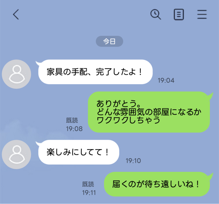 Mobile chat screen in blue theme showing a conversation about furniture: white bubbles from the other person say '家具の手配、完了したよ！' and '楽しみにしてて！'; green bubbles from you say 'ありがとう。どんな雰囲気の部屋になるかワクワクしちゃう' and '届くのが待ち遠しいね！'; a 今日 badge centered, and top-right icons for search and menu.