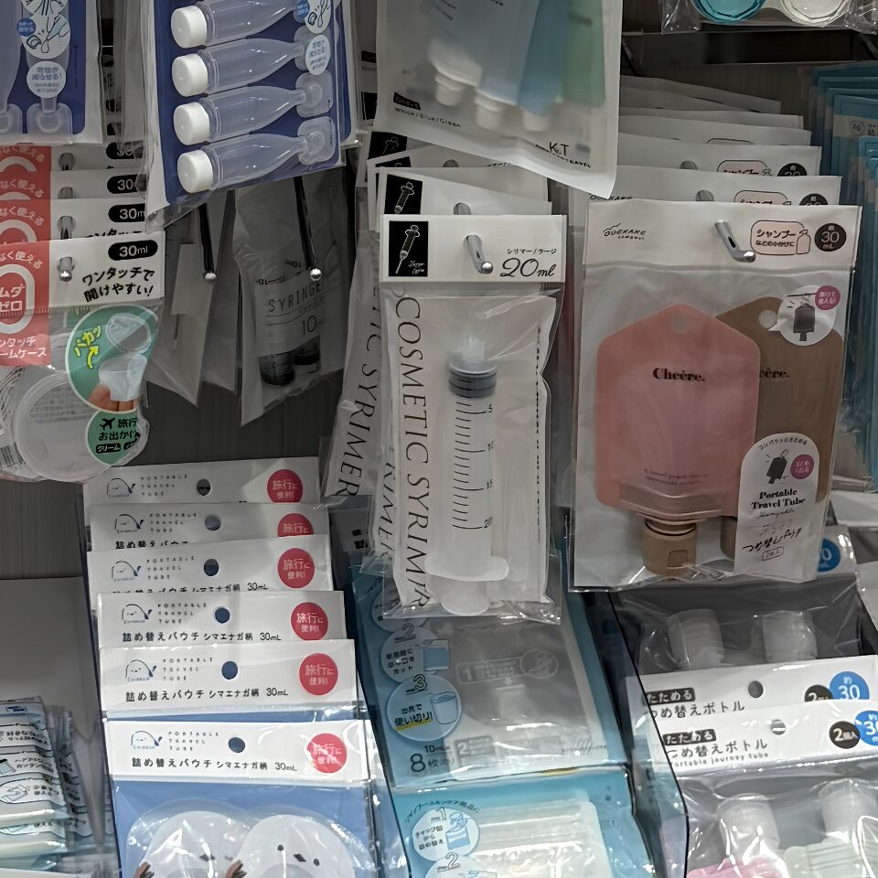 売り場_シリマー | GLAM(グラム)|自分らしく生きる女性に、1日1GLAMを。 セリア メイク用品コーナー